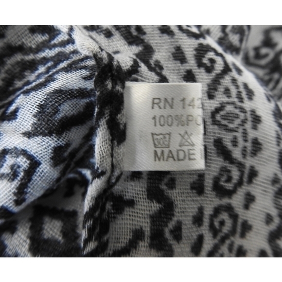 ✨️ Black and‎ White Print Infinity Scarf - Picture 7 of 8